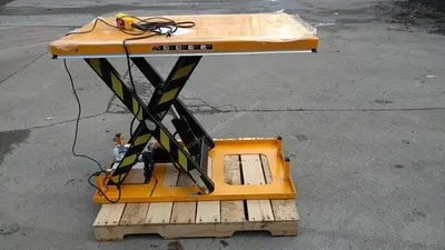 Unknown 2000 lb Scissor Lift Table
