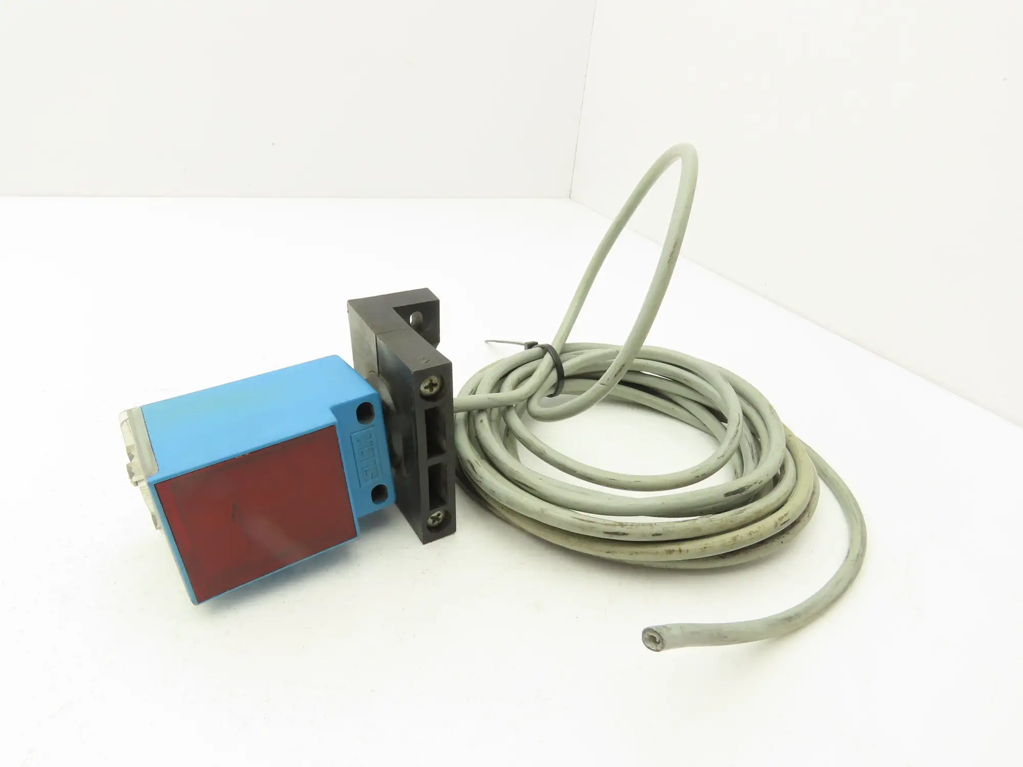 Sick WL2000-R1305 Photoelectric Proximity Sensor 15M Range 10-30VDC