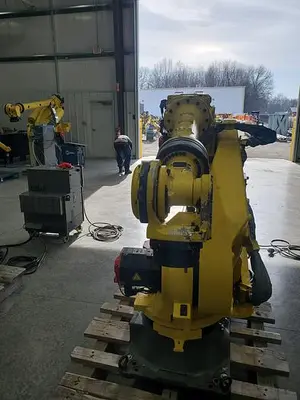 USED 2015 FANUC R-2000IC/210F