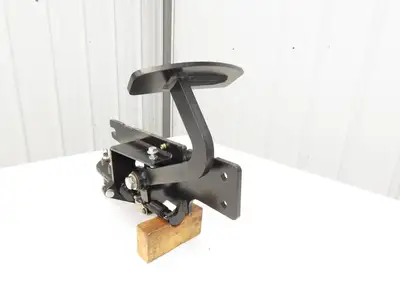 Hyster E100XN Forklift Brake Pedal & Master Cylinder & Bracket Assembly