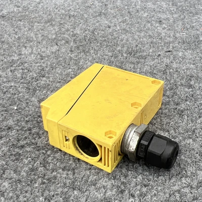 Used Banner Engineering Q85VR3DL-T9 Photoelectric Sensors California US | Davliegogo LLC #1705873