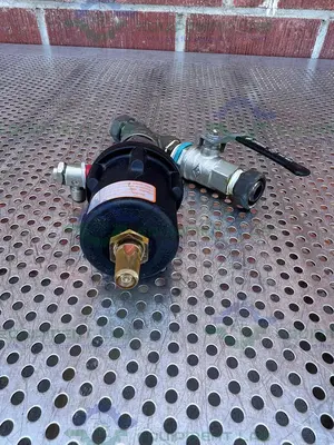 USED GEMU 554/15 PNEUMATIC ANGLE SEAT GLOBE VALVE W/ 1/2" COMPRESSION FITTING, VALVE