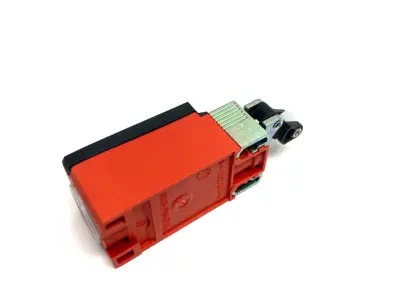 USED WARNER, BERNSTEIN ROLLER LIMIT SWITCH 240V