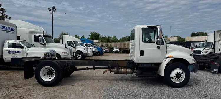 Used 2018 INTERNATIONAL DURASTAR 4300 Cab Chassis trucks Florida US | Truck and Van Outlet #1509142