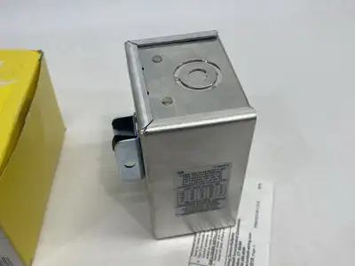 USED HUBBELL MANUAL MOTOR DISCONNECT/CONTROLLER, 30A 600V 3-POLE