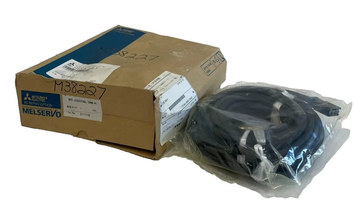 NEW MITSUBISHI MR-J3SDCBL10M-H SERVO CABLE MRJ3SDCBL10MH