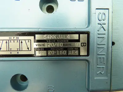 Skinner S4KKJAL4 Pneumatic Directional Control Valve 5-Way 3Pos 120V 150PSI 1/2"