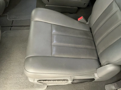 USED 2009 CHRYSLER TOWN AND COUNTRY