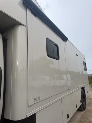 Used 2021 INTERNATIONAL SHOWHAULER CUSTOM 4X4 Campers, Caravans, Motorhomes Michigan US | Miedema Asset Management Group #1580270