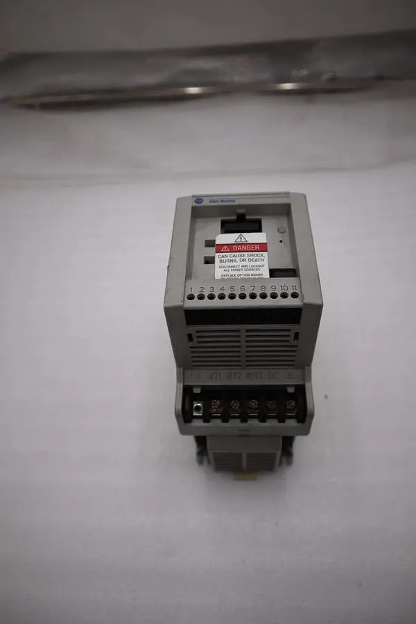 ALLEN BRADLEY 160-BA03NPS1 AC 1HP 380-460V-AC 0-240HZ DRIVE NEVER USED #H383A