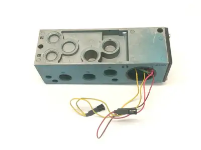 MM-P2A-231D | MAC Valves  Manifold Base 1/2" NPTF - Used