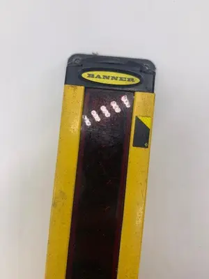 28" BANNER MSE2424Y MINI-SCREEN LIGHT CURTAIN EMITTER: STOCK #15229