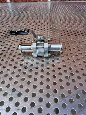 USED SWAGELOK SS-62TSC8 -EP  STAINLESS STEEL BALL VALVE  W/ 1/2" SANITARY FITTING