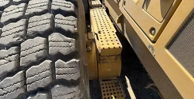 USED 2011 CATERPILLAR 140m2 AWD