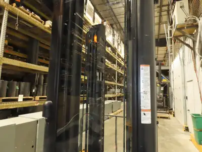 Crown Narrow Aisle Reach Truck Forklift Stand On 36V 3500lbs 5746.2h 25' Lift