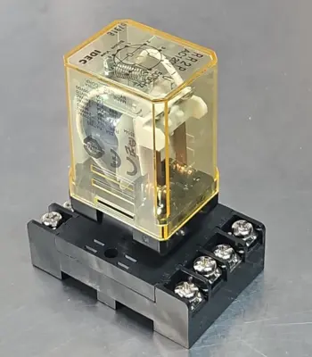 Idec RR2P-U + SR2P-06 Plug In Relay W/ Socket Loc4E44