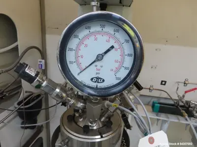 Used Parr Model 4526 Bench Top Reactor 2L 1900 PSI with 4848 Controller