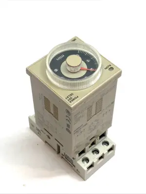 USED OMRON TIMER W/ SQUARE D 8501NR52 8‑PIN RELAY SOCKET DIN RAIL MOUNT