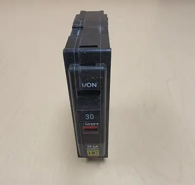 NEW SQUARE D QO130