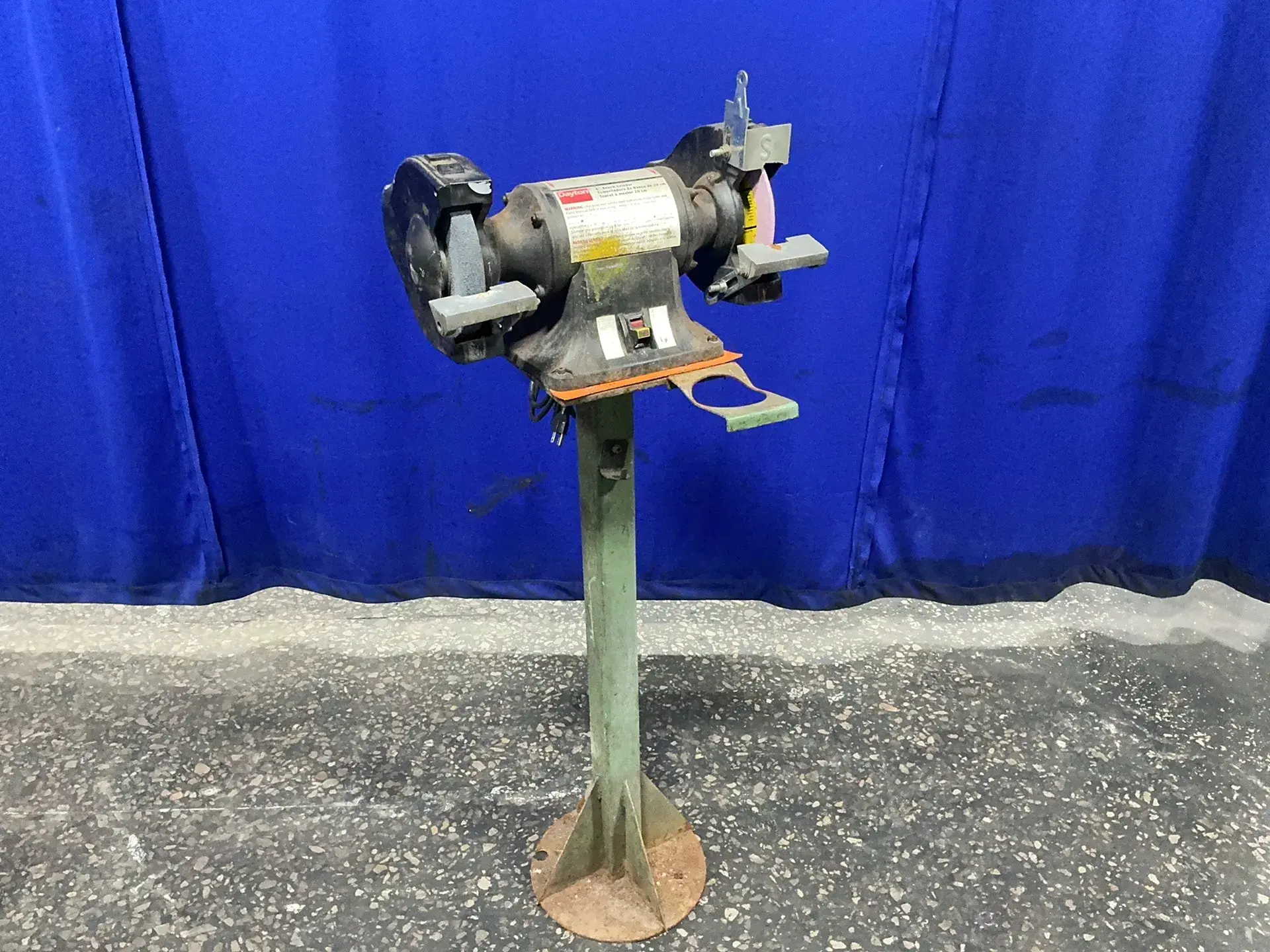 Used 2002 DAYTON 4Z909C Pedestal Type Grinders (Double End) Ohio US | HGR 24 #1437817