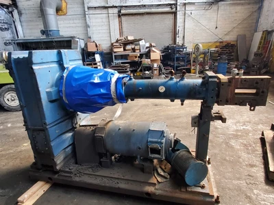 NRM 3 1/2" Rubber Extruder