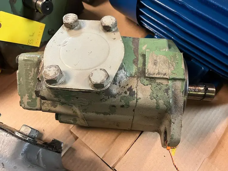 Used VICKERS 3520V38A-5-1AA-10-132 Pumps | Surplus Asset Holdings #1206212