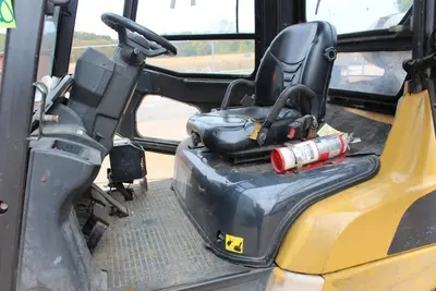 CAT P8000 Forklift Trucks | Levy Recovery Group (11)