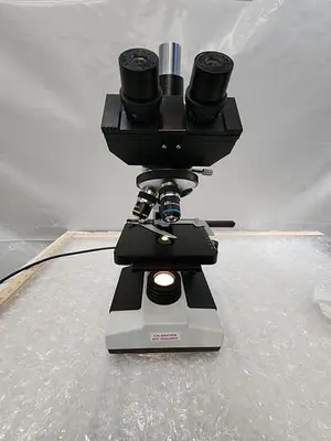 SPLIT FIELD MICROSCOPE WITH EYE PIECES, 4X4 ILLUMINATED STAGE, 3 OBJECTIVES