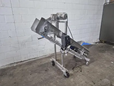 Incline Conveyor with Hopper