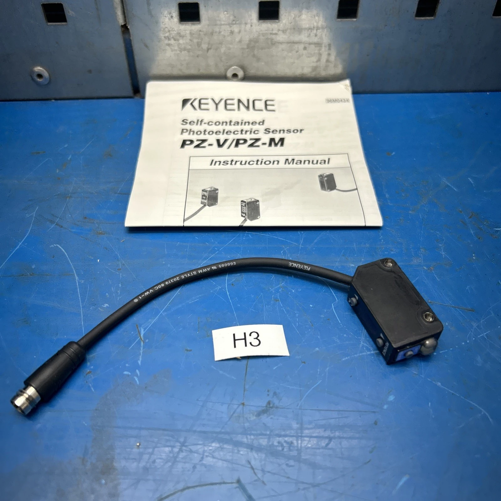 NEW KEYENCE PZ-V32