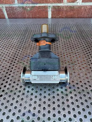 USED ITT PURE FLO 1-316L-RA20MAX-CWP150 DIAPHRAGM VALVE W/ 1" SANITARY FITTING