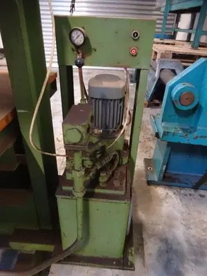 USED SCHUBERT HEATED PANEL PRESS 45 TON
