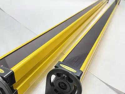 USED BANNER ENGINEERING EZ-SCREEN TYPE 4 SAFETY LIGHT CURTAIN PAIR 72386