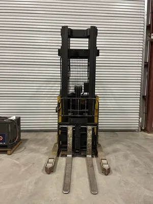 YALE NDR030ACNL36TE110 Electric Narrow-Aisle Reach Forklift w/ Charger 2000 Hr.