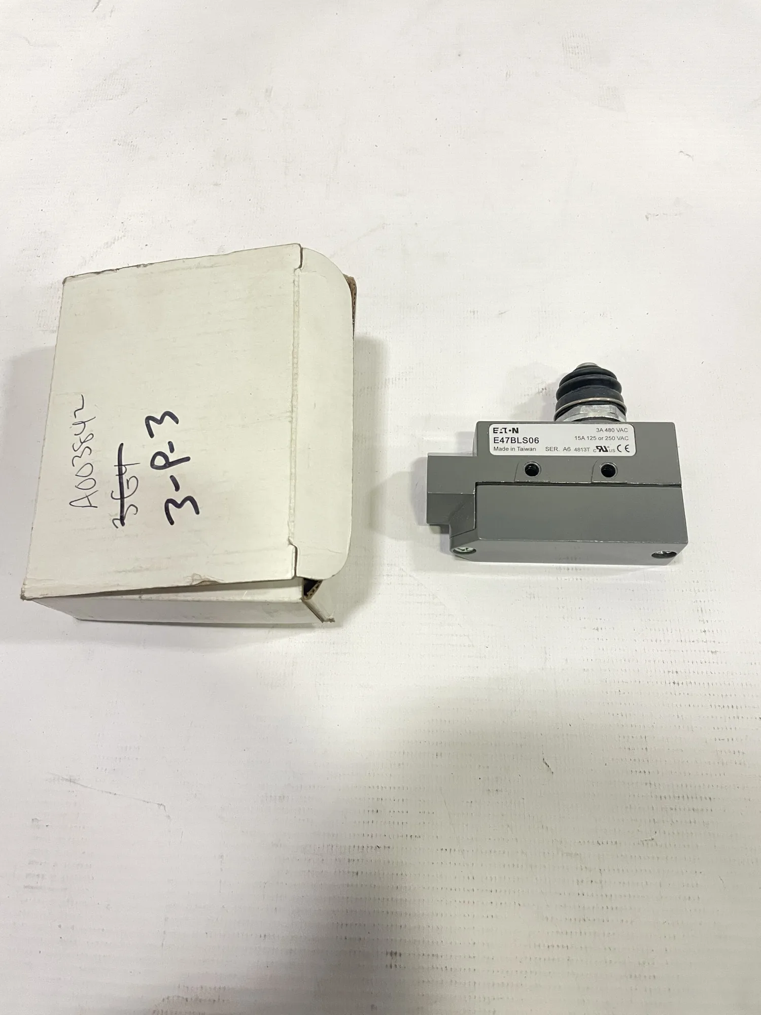 Eaton E47BLS06 Plunger Limit Switch 3A 480VAC 15A 125/250VAC -NIB