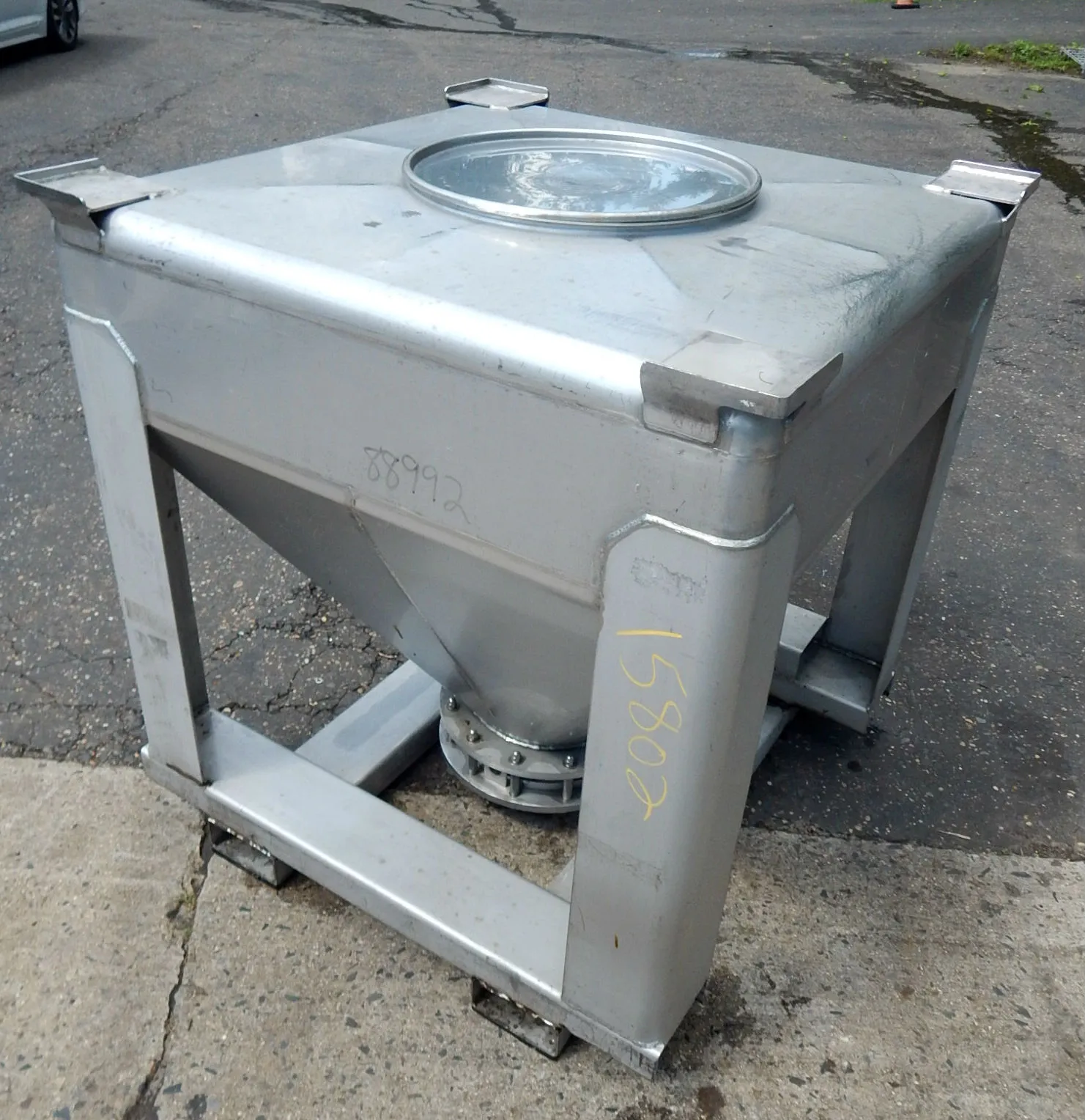 USED 25 CU FT BY TOTE 25 CU FT