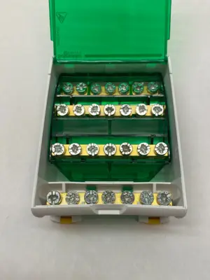 USED SCHNEIDER ELECTRIC LINERGY DS SCREW DISTRIBUTION BLOCK, 4-POLE 100A