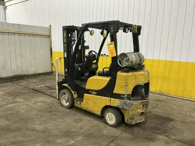 5,400 LBS YALE FORKLIFT W/ 181" LIFT HEIGHT AND 6' FORKS W/ AUTO ADJUST: YOBRO #25131