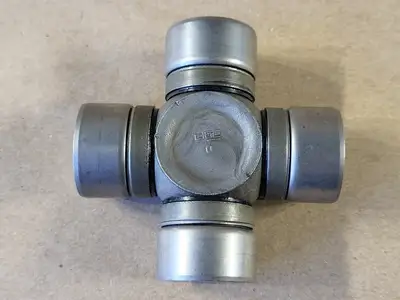 Front Shaft U-Joint 832942