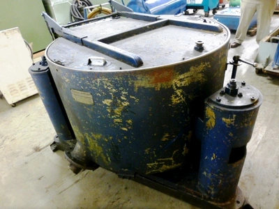 Tolhurst 40" Center-Slung chip wringer.