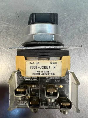 Allen Bradley 800T-J2KE7 Ser. N Seletor Switch 3 Position 800t-Xa/D(4C-39)
