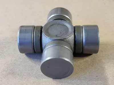 Front Shaft U-Joint 832942