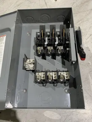 USED SCHNEIDER ELECTRIC SQUARE D SAFETY SWITCH, HEAVY DUTY, FUSIBLE, 200A, 4-WIRE 3-POLE