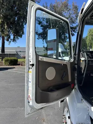 USED 2015 VOLVO VNM64T200