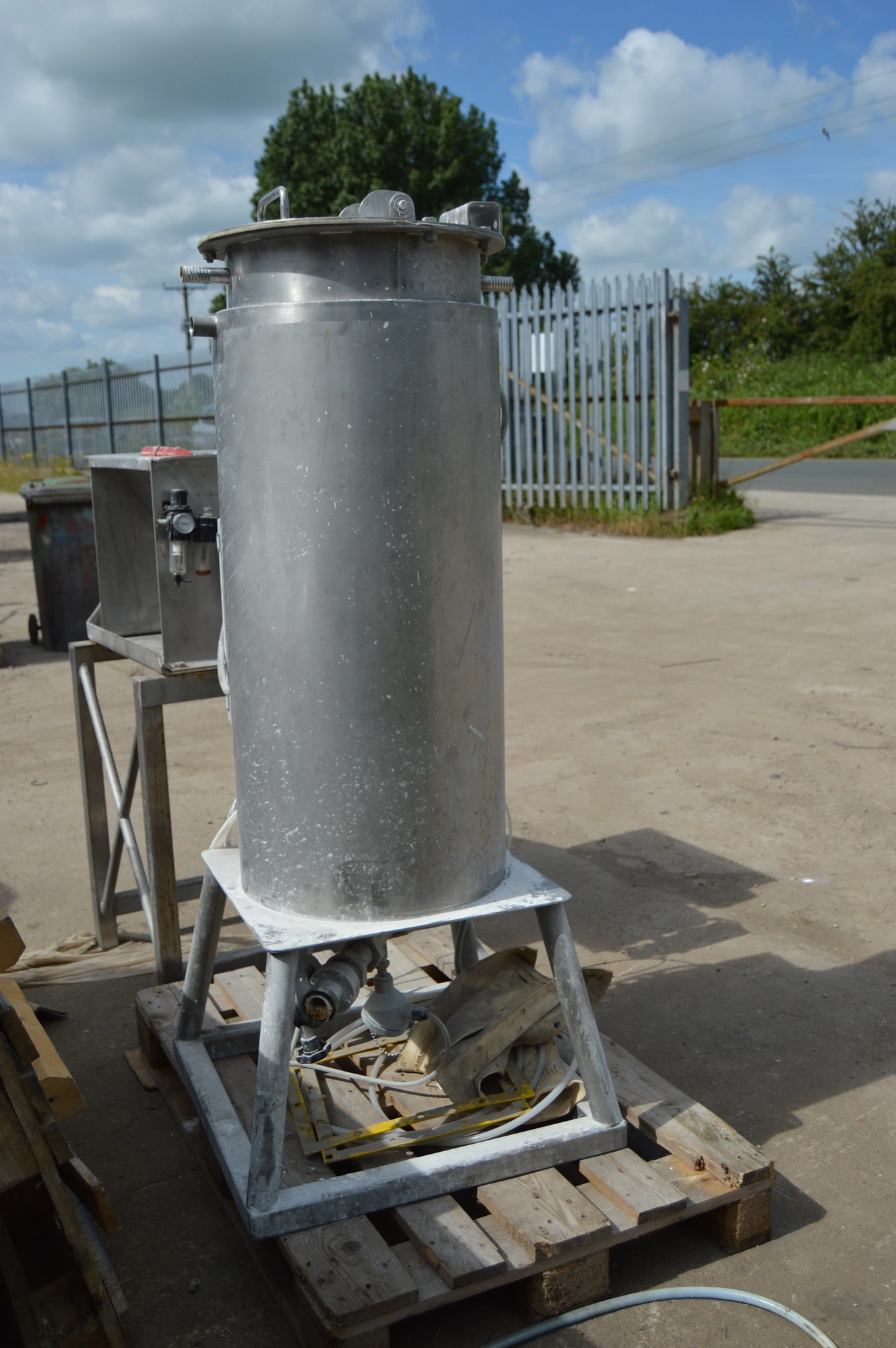 110L S/S Vert Enc Water JKTD Mixer Tank