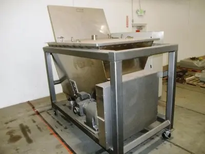 Hopper, 50 CF, S/st, 6' x 4' x 4.5', Auger, Agitator, #C741914