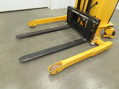 Used ULINE _UNKNOWN_ Pallet Lifters Indiana US | Arrow Industrial #1366960