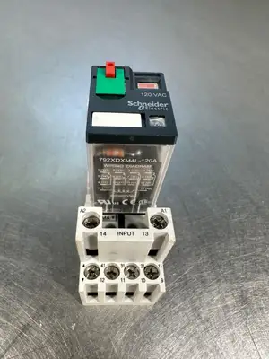 USED Schneider Schneider Relay 792XDXM4L-120A / 70-782E14-1 Base