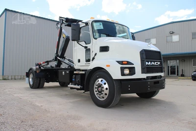 New | in-Stock 2025 MACK MD6 Hooklifts & Roll-Offs Texas US | Roll Off Truck World #1491879