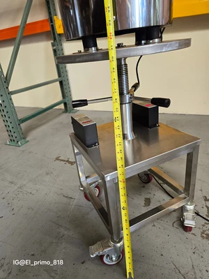 Lid unscrambler + Automatic inserting station.